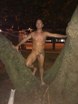 Marc Howard form Illinois is a born natural nudist and addicted exhibitionist