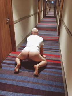 Get pictured from a fuckdate guy at his Hotel Hallway, to rember his slut