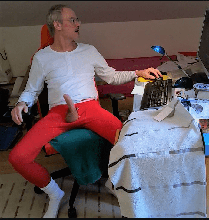 It’s me (Berndis, Germany 2021.102, showing myboner out off red long Johns and in white socks)