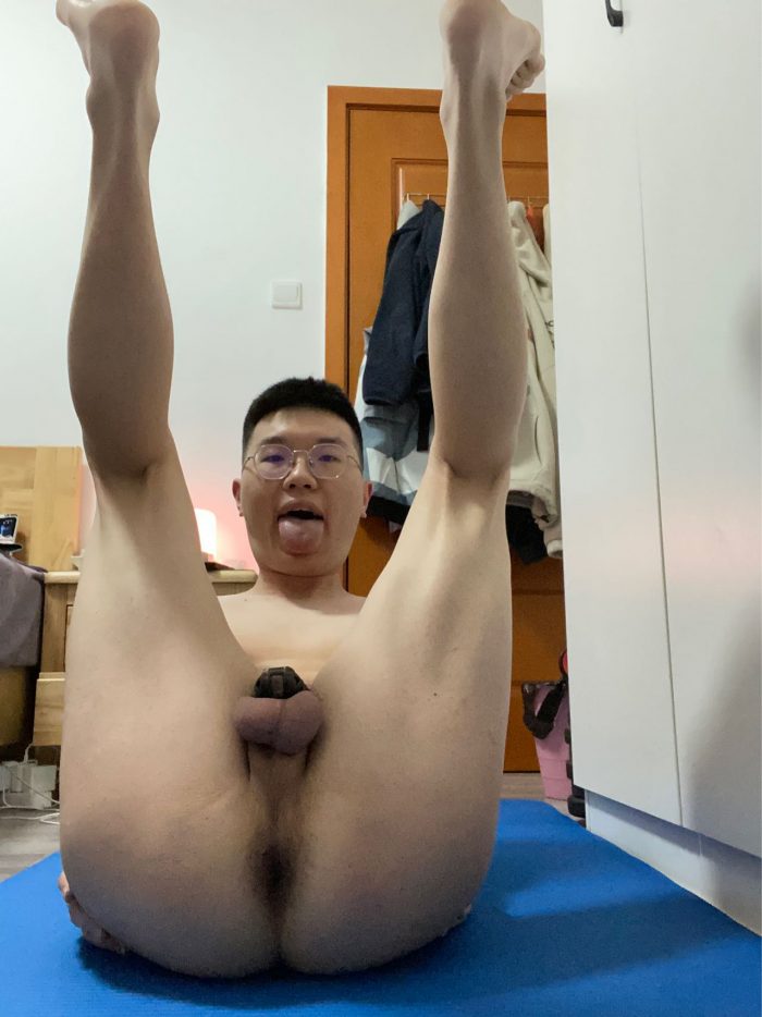 Chinese fag likes to be exposed
