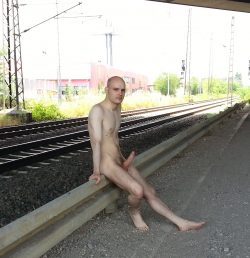 M Gustave waiting for a train naked and erect