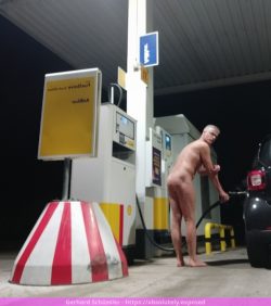 Gerhard Schüssler beim Tankstopp