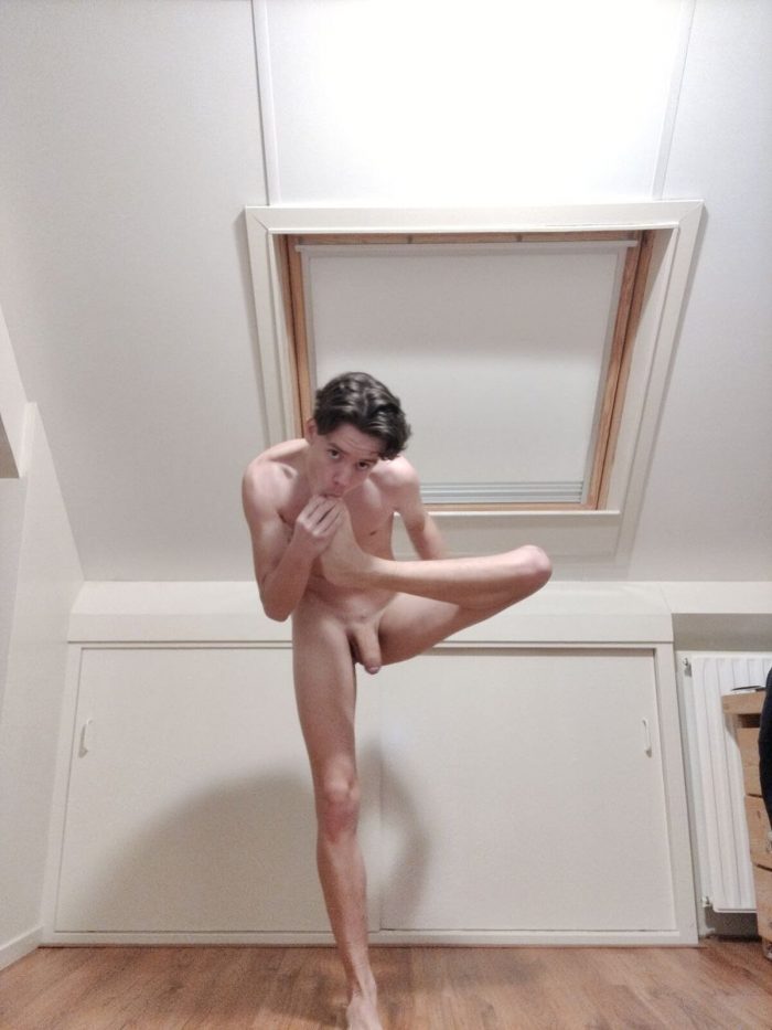 Faggot Daan fully naked and exposed