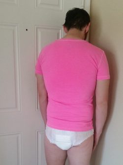 He looks like a hot diaper fag. Does anyone recognize his ass?