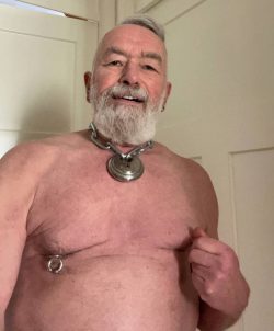 Naked faggot and slave Leslie Leijenhorst chained