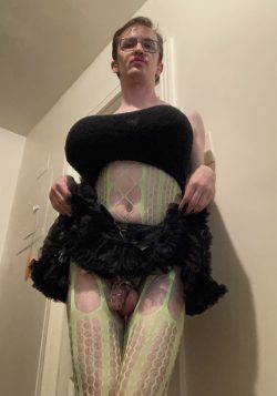 Dressing up like a sissyboi makes my cage seem smaller