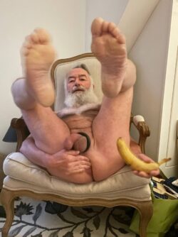 Naked faggot Leslie Leijenhorst loves to play with bananas